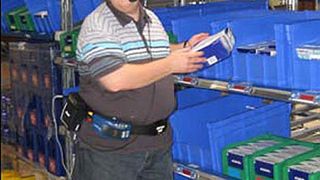 Im Rahmen der Refa-Arbeitszeituntersuchung absolvierten die mit Sprachtechnologie ausgestatteten Picker die gemischten Kommissionierdurchgänge um rund 26% schneller als ihre mit anderen Systemen arbeitenden Kollegen. Bild: Vocollect (Archiv: Vogel Business Media)