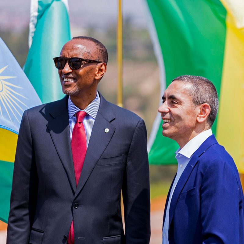 Paul Kagame, Präsident von Ruanda (links) und Ugur Sahin, CEO Biontech