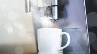 Realistisches Modell entwickelt! Die Kühne Logistics University (KLU) hat eine Vision, wie unsere Haushaltsgeräte in Zukunft das Leben prägen könnten. So gebe es Effizienzverbesserungen in Sachen Lieferketten, wenn Kaffeemaschine & Co etwa selbst Nachschub bestellten. (KLU)