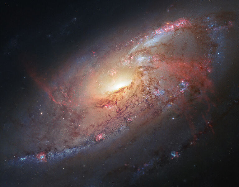 Das faszinierende Bild der Spiralgalaxie M106 entstand aus der Kombination von Hubble-Daten mit Aufnahmen von Teleskopen auf der Erde (NASA/STScl)
