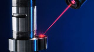 Sensorik für die Prüfung von Form und Lagetoleranzen an Nockenwellen: Das Verbundprojekt Inspire will Inline-Sensoren mit einer neuen Messgenauigkeitsklasse entwickeln. Zudem sollen sie sich automatisiert an variierende Messbedingungen anpassen können. (Fraunhofer-ILT)