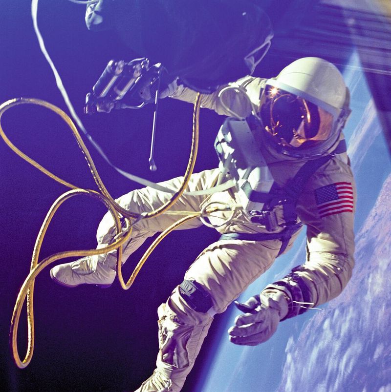 Ein „Weltraumspaziergang“ wie hier der des ersten US Astronauten Edward White ist alles andere als ein Spaziergang, sondern Stress für den Körper und das immunsystem.