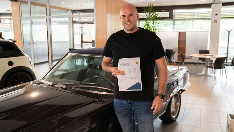 Bei den DAT-Expert-Partnern erhalten Halter von historischen Fahrzeugen umfangreiche Dienstleistungen, darunter auch eine professionelle Bewertung, die eine DAT-Urkunde dokumentiert.(Bild:  DAT)