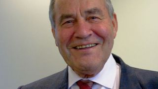 63 Dienstjahre bei Honold halten fit und glücklich. Den Beweis dafür liefert mit fast 78 Jahren Siegfried Mebus, der in seinen verdienten Ruhestand ging. (Bild: Honold)