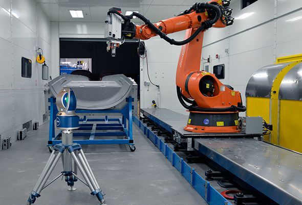 Roboter gehen gerne “eigene Wege”. Eine präzise Kalibrierung per Lasertracker macht diesem Eigensinn ein Ende.  (Bild: Faro)