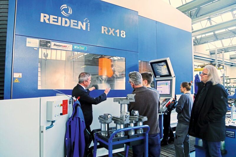 Während des Firmenrundgangs: Auf der Reiden RX18 wurde gerade ein Fräskopfgehäuse für die Reiden RX12 gefertigt. (Anne Richter)