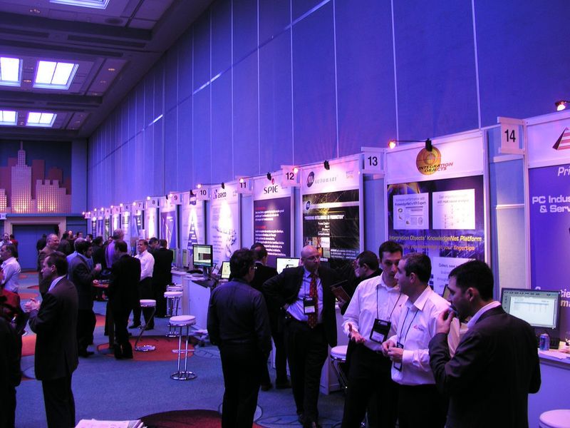 Im Ausstellungsbereich stellen sich die zahlreichen Partner der Veranstaltung (30 Stände) und die Invensys-Einheiten selbst (sechs Stände) mit Ihren Produkten vor   (Bild: PROCESS)