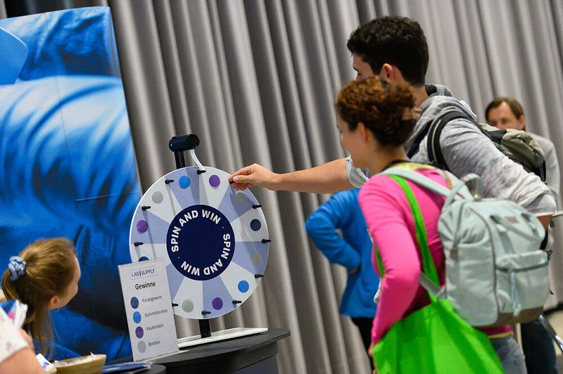 Auch das Glücksrad ist fester Bestandteil der LAB-SUPPLY-Messen. Hier können Besucher Süßigkeiten oder ein kleines Give-Away gewinnen.      Mehr Infos zu den kommenden LAB-SUPPLY-Messen finden Sie auf www.lab-supply.info (Bild: Stefan Stark)