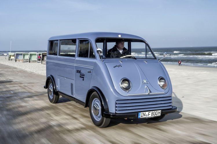 Ungewöhnlicher Gast an der Strandpromenade von Wangerooge: der DKW-Elektrowagen.  (Foto: Audi AG)