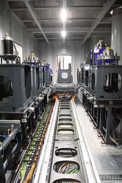 Schneller Kopfwechsel: Das Bearbeitungszentrum besitzt ein elektronisches Verwaltungssystem für Köpfe. Metalex kann somit bis zu 30 Bearbeitungsköpfe vorhalten und immer die aktuell benötigten für einen Job einschleusen. (Bild: Amber Bridges Photography)