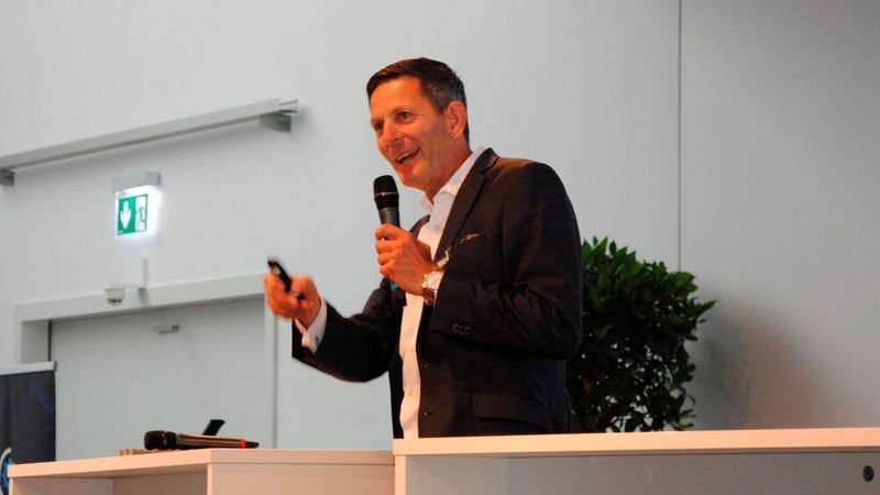 Jörg Ullrich, Direktor Business Strategy für die DACH-Märkte von Ford, erklärte, warum der Hersteller das Agenturmodell durchsetzen will. (Bild: Simon – »kfz-betrieb«)