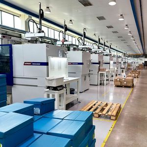 Nur ein kleiner Einblick in die Produktionshalle von Thomriss. Insgesamt sorgen heute 44 Smartpower-Spritzgießmaschinen von Wittmann für Produktivität und Qualität. Und das alles mit Blick auf möglichst wenig Energieaufwand und Kreislaufwirtschaft.(Bild:  Wittmann Group)