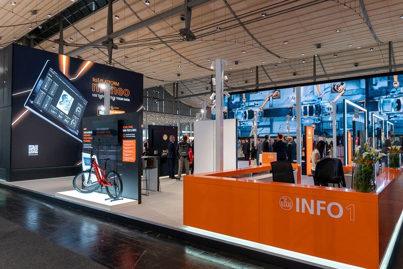 Am ersten Tag der Messe vereinbarten IFM und Microsoft eine Partnerschaft, um gemeinsam IIoT-Lösungen von IFM auf Basis von Microsoft Azure weiterzuentwickeln. Besucherinnen und Besucher konnten sich am Stand bereits über erste Ergebnisse dieser Zusammenarbeit informieren, wie das neue Modul Remote Connect, das Teil der Moneo IIoT-Cloudlösung ist und auf Microsoft Azure basiert. Dieses Modul ermöglicht es Anwendern, Maschinen und Anlagen sicher zu überwachen und fernzuwarten. Zukünftig sollen zunehmend mehr Produkte von IFM so entwickelt werden, dass sie mit Azure kompatibel sind. (Bild: Vogel Communications Group)