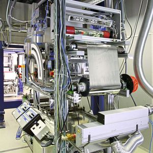 Das Papier wird im Beschichtungsprozess über Rollen geleitet und dabei mit den „Bioactive Materials“ versehen. Diese werden als wässrige Dispersion zugeführt.(Bild:  Fraunhofer)