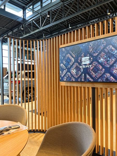 … und natürlich den Kunden, wenn sie sich in der Lounge einfinden. (Bild: Motor Nützel)