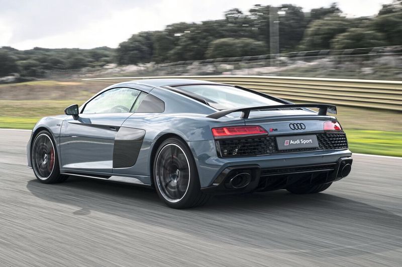 Die frei saugende, mit Zylinderabschaltung ausgerüstete 5,2-Liter-V10-Maschine beschleunigt den R8 in 3,1 Sekunden von 0 auf Tempo 100 km/h. (Bild: Audi)