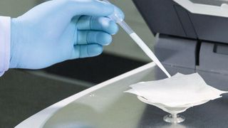 Abb.1: Beispiel für die Probenaufgabe beim Feuchtemesser Smart 6. (Bild: CEM)