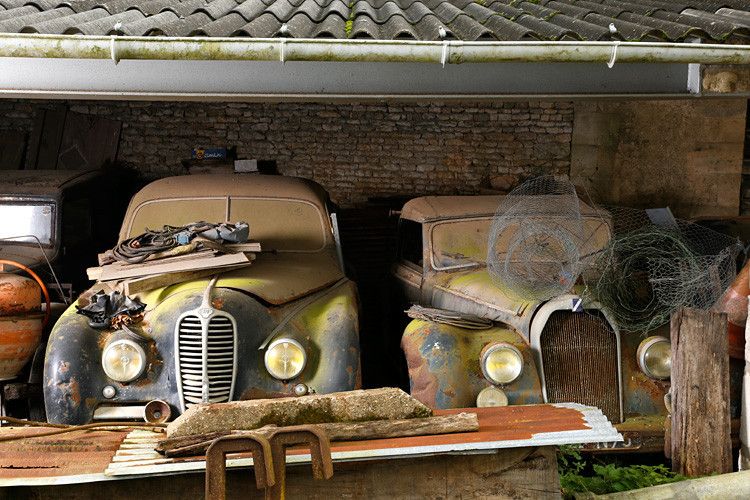 Links ein Delahaye GFA 148 L, daneben ein Talbot Lago Baby Cabriolet par Guillore. (Foto: Artcurial)