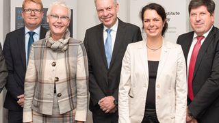 Freuen sich auf die Intensivierung der Zusammenarbeit (v.l.): Professor Joachim Knebel (Leiter des Bereichs 3 – Maschinenbau und Elektrotechnik), Dr. Jan-Henning Fabian (Leiter ABB Forschungszentrum Ladenburg), Dr. Elke Luise Barnstedt (Vizepräsidentin für Personal und Recht, KIT), Hans-Georg Krabbe (Vorstandsvorsitzender ABB Deutschland), Dr. Barbara Schmuker (Leiterin Business Club, KIT), Professor Thomas Hirth (Vizepräsident für Innovation und Internationales, KIT). (Markus Breig, KIT)