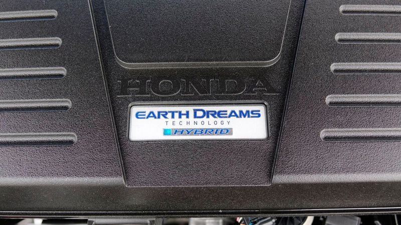 3. Der Kraftstoffverbrauch: Dieses Antriebsprinzip nennt sich serieller Hybrid. Sein Vorteil ist, dass der Verbrennungsmotor keine dynamischen Fahrmanöver ausführen muss, sondern relativ stationär und damit bei hohem Wirkungsgrad betrieben werden kann. Das kommt vor allem bei niedrigen Geschwindigkeiten und häufigem Anfahren zum Tragen – also im Stadtverkehr. Auf der Autobahn hingegen hat der serielle Antrieb eher Nachteile. Die Bandbreite des Verbrauchs ist beim CR-V sehr hoch – von unter sechs Litern auf 100 Kilometern bis über zehn bei schneller Autobahnfahrt. (Bild: Rosenow/»kfz-betrieb«)