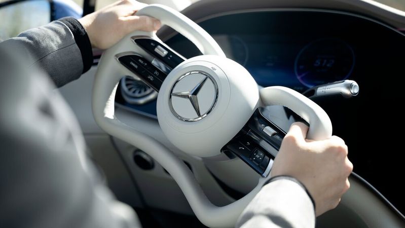 Schnellere Links-rechts-Manöver zeigen, wie wenig „Handarbeit“ notwendig ist, um die über zwei Tonnen schwere Limousine präzise und direkt um die Hütchen zu schiffen(Bild:  Mercedes-Benz)