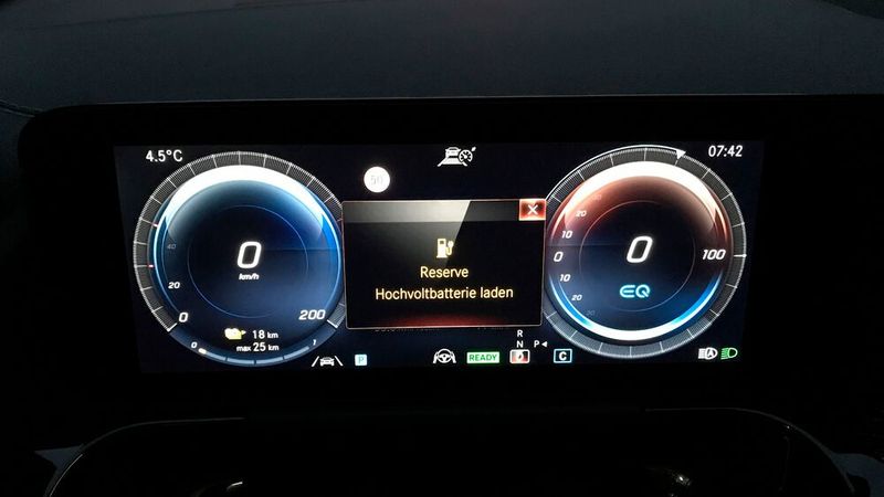 5. Verbrauch und Reichweite: Der EQA ist kein besonders sparsames Elektroauto. Er ließ sich nur bei sehr langsamer Fahrt unter einen Verbrauch von 25 Kilowattstunden auf 100 Kilometer bringen (bei winterlichen Temperaturen). Die 66,5-Kilowattstunden-Batterie reichte so nur für rund 250 Kilometer. Und wenn dann, wie bei unseren Testfahrten, noch die Schnellladefunktion ausfällt, dann kann die Fahrt plötzlich recht lange dauern. Das interne Ladesystem brauchte ein Reboot in der Werkstatt, um wieder zu funktionieren. (Bild: Rosenow – »kfz-betrieb«)