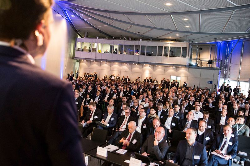 10. automotiveIT Kongress
Der automotiveIT Kongress feiert seine zehnte Auflage und ist auch zum Jubiläum wieder das Branchentreffen der Top-Entscheider aus der Automobil- und ITK-Branche.  Im Fokus der Veranstaltung stehen die Auswirkungen der Digitalisierung auf die Branche: Welche Zukunftsstrategien sind erfolgsversprechend? Welche Player haben die besten Karten, um die digitale Transformation zu gestalten? 
Referieren werden unter anderem: Markus Schäfer (Mitglied des Bereichsvorstands Mercedes-Benz Cars, Produktion und Supply Chain), Dr. Martin Hofmann (Group CIO Volkswagen), Klaus Straub (CIO BMW), Dr. Roland Villinger (Chief Strategy Officer und CDO Audi), Dr. Sven Lorenz (CIO Porsche), Dr. Carsten Breitfeld (CEO Byton), Christian Eigler (Corporate CIO Continental),   Raman Mehta (Vice President und CIO Visteon), Leon He (Präsident Huawei Western Europe, Enterprise Business Group), Dr. Tomasz Gerszberg (Senior Vice President Business Operations Deutsche Telekom, Product Innovation) und Tim Kalmer (MHP).
22. März 2018, Berlin 
Weitere Informationen (Jonas Wresch / stern)