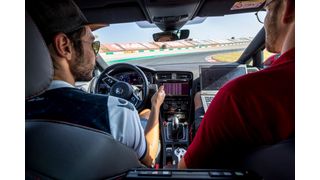 Auf einer Teststrecke testen VW-Entwickler der Konzernforschung Fahrstrategien und Fahrverhalten autonomer Autos. (Volkswagen)