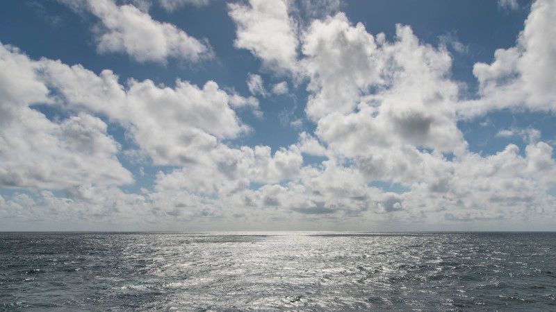 An der Grenze zwischen Ozean und Atmosphäre entsteht offenbar mehr Isopren als bisher angenommen. Das Gas trägt zur Wolkenbildung bei und hat daher Einfluss auf das globale Klima. (Bild: Tilo Arnhold/TROPOS)