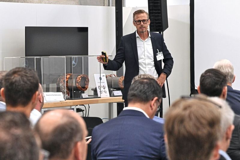 Tiefe Enblicke in die Produktionsplanung und Technologieentwicklung bei Mercedes-Benz gab Dr. Knud Lembke. (Bild: MM Maschinenmarkt)