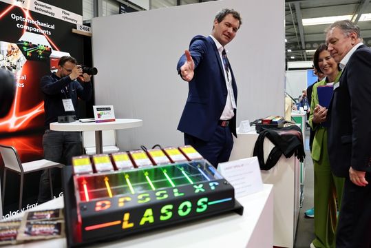 Präsentation am Stand von Lasos Lasertechnik GmbH.(Bild:  Karina Heßland-Wissel)