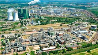 Mehr als 700 Beschäftigte demonstrieren gegen mögliche Werksschließungen beim Chemiekonzern Dow. (Bild: Dow/ Horst Fechner)