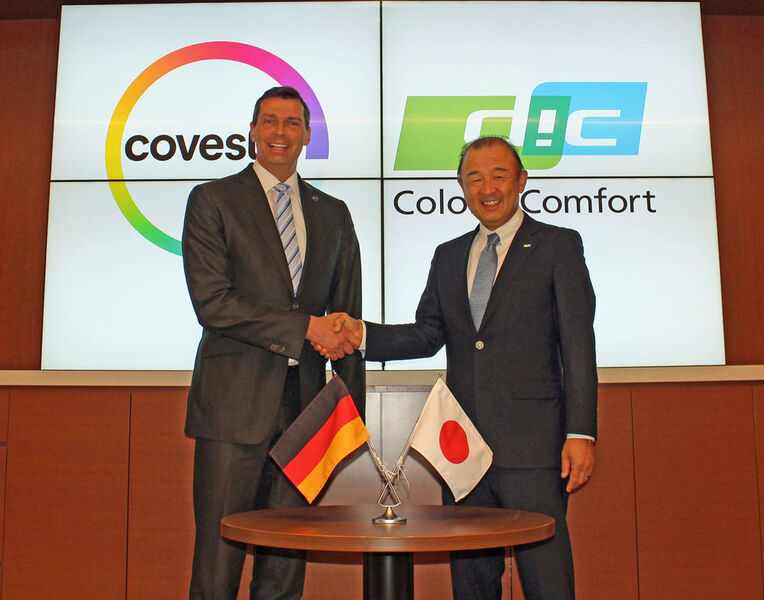 Kaoru Ino, Director, President und CEO der DIC Corporation (r.) und Markus Steilemann, Vorstandsvorsitzender von Covestro, besiegeln einen weiteren Meilenstein in einer über 18-jährigen erfolgreichen Partnerschaft. (Covestro)