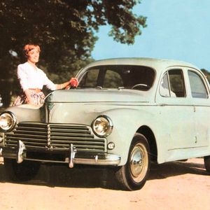 Der kompakte Peugeot 203 verkörperte alles, wonach sich Franzosen und Deutsche sehnten: Chrom-Glamour à la Hollywood, Fernweh durch Familien-Kombis, Prestige als Promi-Limousine und das zu kleinen Kosten.(Bild:  Peugeot)