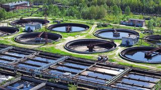 Damit das biologische System von Kläranlagen nicht umkippt, muss ankommendes Abwasser per Online-Analyse auf zu hohe TOC-Frachten überprüft werden. (Bild: IStockphoto)