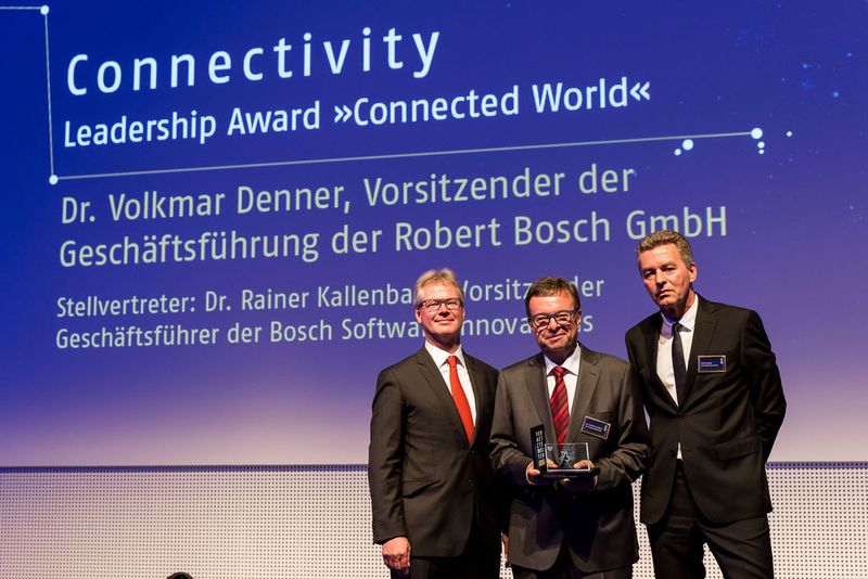 Stellvertretend für Dr. Volkmar Denner, Vorsitzender der Geschäftsführung der Robert Bosch GmbH, nahm Dr. Rainer Kallenbach, Bosch Software Innovations (mitte) den Preis von Stefan Rühling (l.) und Laudator Detlef Braun, Messe Frankfurt, entgegen. (Vogel Business Media / S. Bausewein)