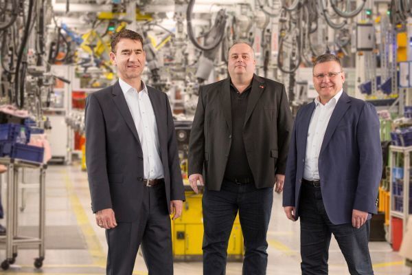 Unternehmen und Betriebsrat haben ein Zukunftsbild für das Mercedes-Benz Werk Hamburg vereinbart: Wolfgang Lenz, Standortverantwortlicher Mercedes-Benz Werk Hamburg, Jörg Thiemer, Betriebsratsvorsitzender Mercedes-Benz Werk Hamburg, und Frank Deiß, Leiter Produktion Powertrain und Standortverantwortlicher Mercedes-Benz Werk Untertürkheim. (Bild: Daimler AG)