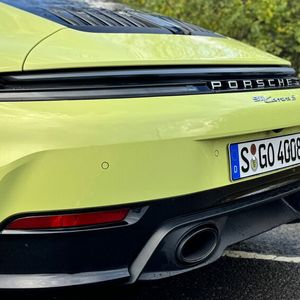 Bei moderaten Geschwindigkeiten bleibt der Heckspoiler dezent im Verborgenen.(Bild:  Schreiner – VCG)