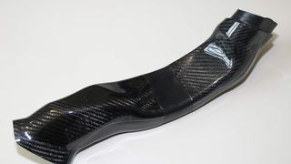 Elastizität von Bauteilen verbessert: Um Relativbewegungen zu kompensieren, wurde das Mittelstück einer Luftführung im Motorraum aus Gummi gefertigt. Bild: TR Composites (Archiv: Vogel Business Media)