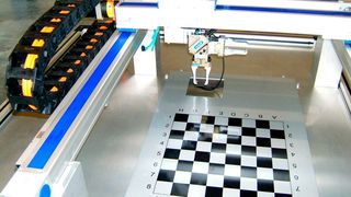 Lineartechnik, Elektroantriebe, Greifer, Drehmodule und vieles mehr: Der Schach spielende Portalroboter ist ein Beispiel für die vielseitigen Kernkompetenzen, die ANT in seinem Partnerkonzept für die Realisierung kompletter Systemeinheiten zur Prozessautomatisierung zusammenführt. (ANT GmbH)