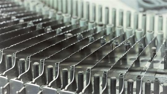 Jeder Messertyp muss individuell geschliffen und poliert werden. Mit dem KR Cybertech ist höchste Qualität gewährleistet.(Bild:  Kuka Group)