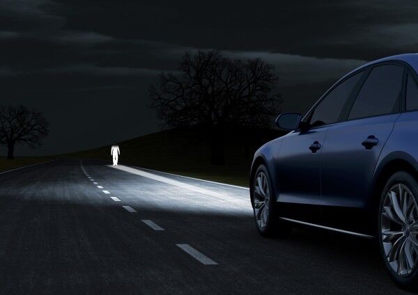 Das Markierungslicht: Wenn eine Person im kritischen Bereich vor dem Auto erkannt wird, blinken einzelne LEDs sie dreimal kurz nacheinander an – dadurch heben sie den Fußgänger deutlich aus seinem Umfeld heraus und warnen ihn und den Fahrer. (Bild: Audi)