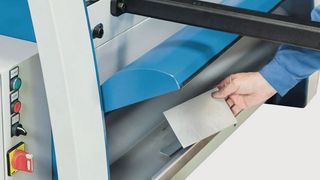 Die Nova TS 1275/4.0 von Knuth ist eine motorisch angetriebene Tafelschere für den Industriebereich, die einen angetriebenen Hinteranschlag hat und lange Blechstücke von kurzen Abschnitten unterscheiden kann. Während längere Abschnitt im Rückseitenbereich der Anlage abgelegt werden, sortiert sie Stücke unter 300 mm, geschützt von einer Klappe, im Vorderbereich, wie Knuth erklärt. (Knuth)