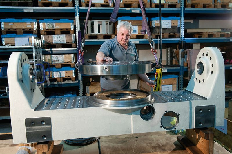 Ein Peiseler-Mitarbeiter bei der Montage einer Zweiachs-Schwenkeinrichtung. (Bild: Peiseler)