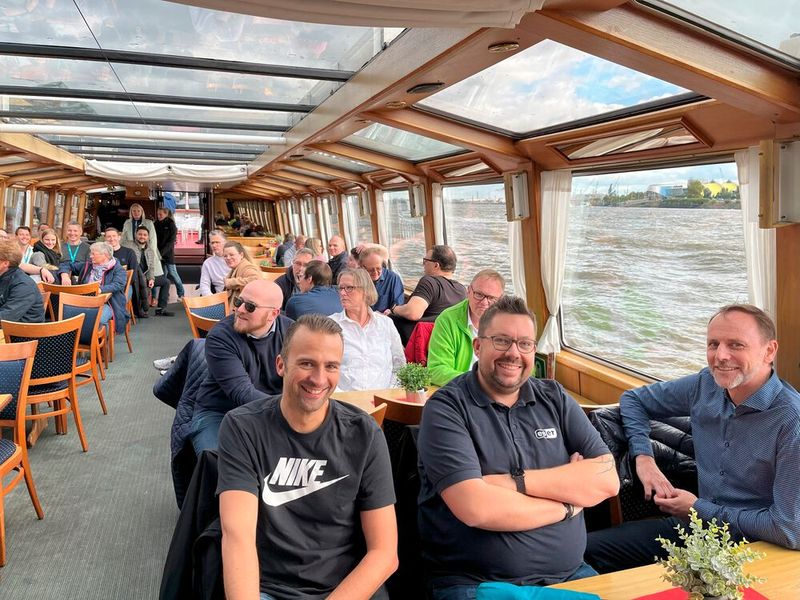 Eine Seefahrt, die ist lustig... Gute Laune bei der Hafenrundfahrt. (Bild: Eset)