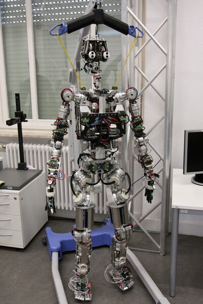 Künstliche Intelligenz verbunden mit künstlichen Gelenken: Die humanoide Form eines Roboters unterstützt die intuitive Kooperation mit dem Menschen. Durch das menschenähnliche Aussehen und Erscheinungsbild kann sich das menschliche Gegenüber leichter vorstellen, wie sich der Roboter verhalten wird. (KIT)