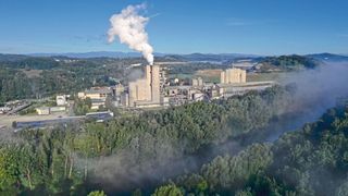 Um Treibhausgase zu reduzieren und Produktionskosten zu senken, setzt das Unternehmen zur Befeuerung des neuen Kalzinators nun vermehrt auf den Einsatz von alternativen Brennstoffen.  (Bild: Beumer)