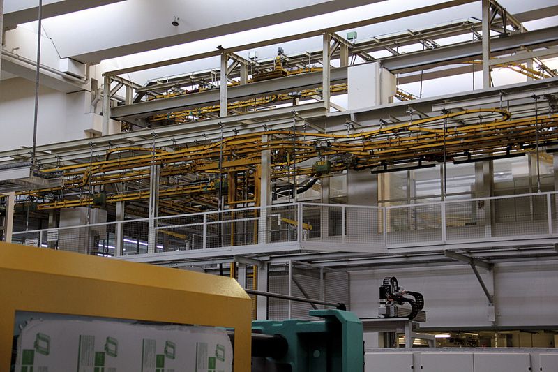 Die Power-and-Free-Anlage sorgt für einen effizienten Teiletransport innerhalb der Werkhallen. (Bild: Kuttkat)