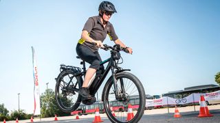 Durch die sogenannte „Stotter“-Bremsung kommt das E-Bike nichts ins Rutschen und bleibt leichter kontrollierbar. Die Funktionsweise des ABS entspricht der beim Auto. (Bild: ÖAMTC/Christian Houdek)