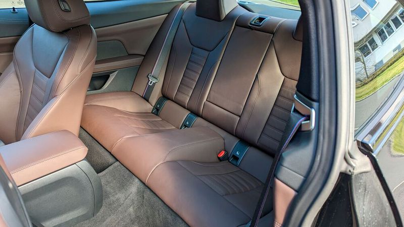 Den Zugang nach hinten gelingt sportlich-schlanken Personen leicht. Das Platzangebot reicht für Menschen bis 1,75 Metern gut aus. (Bild: Rosenow – »kfz-betrieb«)